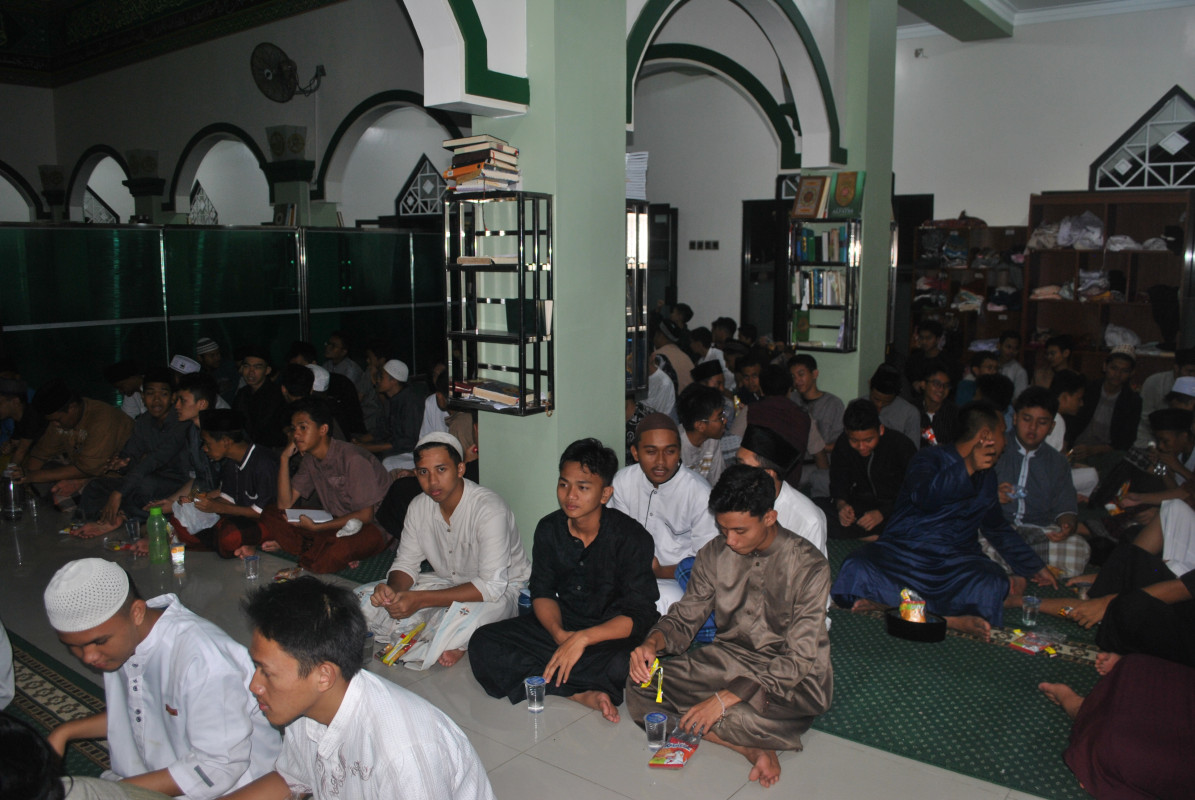 Peringatan Hari Kartini dan Halal Bihalal Keluarga Besar SMAN CMBBS